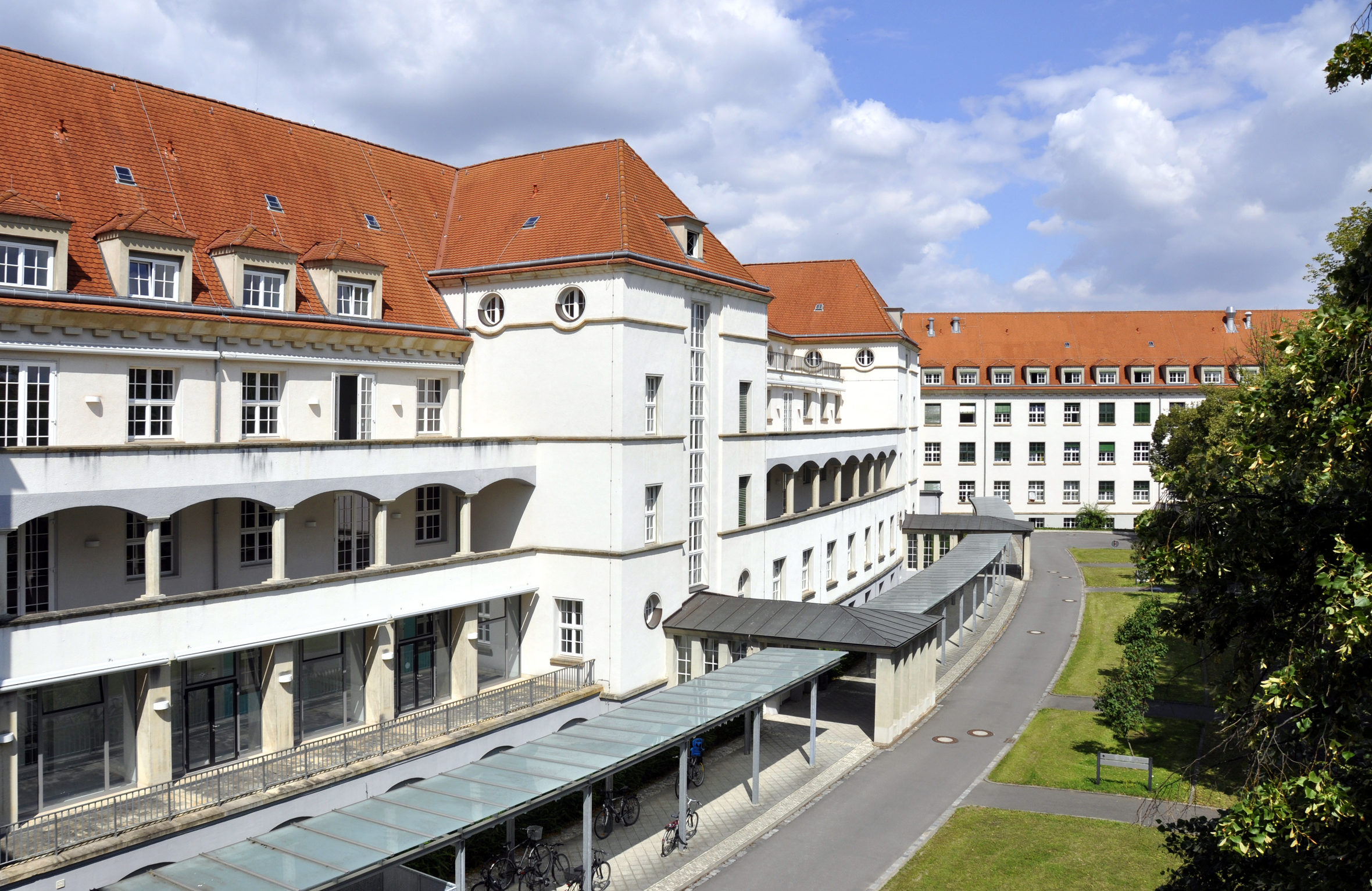 Hôpital au toit rouge